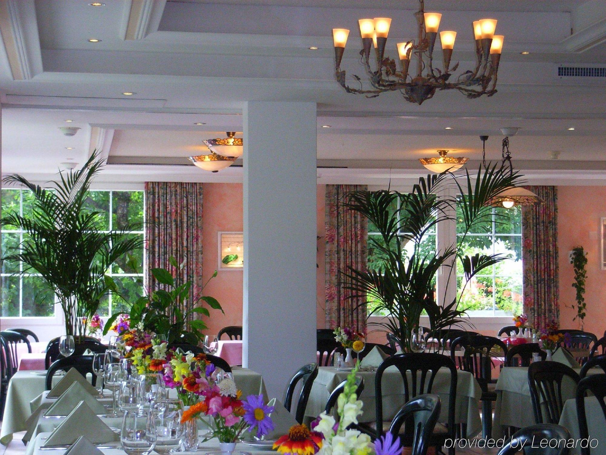 Typically Swiss Hotel Altana Скуол Ресторант снимка