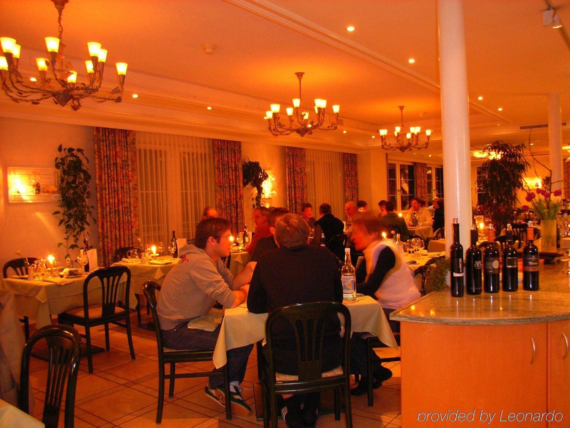 Typically Swiss Hotel Altana Скуол Ресторант снимка
