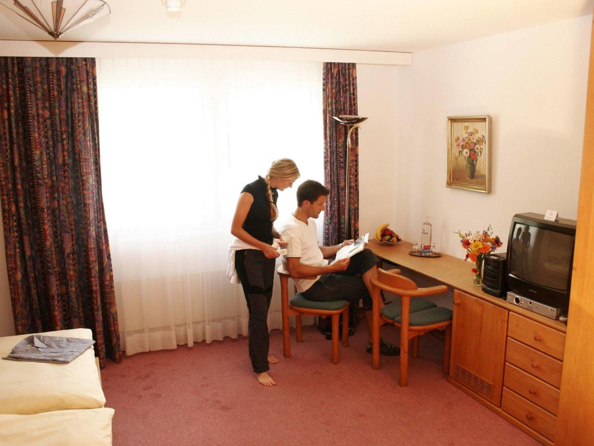 Typically Swiss Hotel Altana Скуол Стая снимка