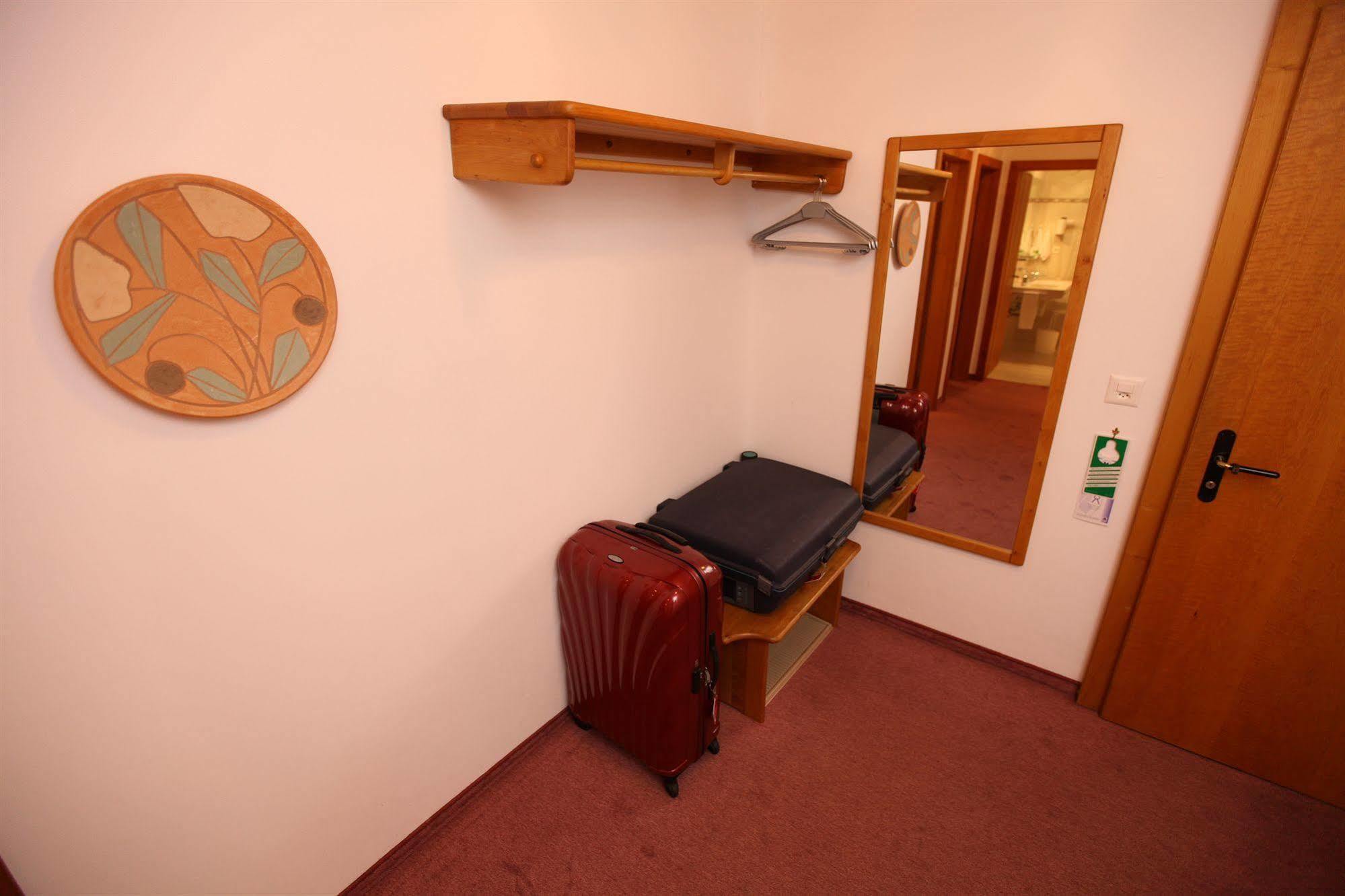 Typically Swiss Hotel Altana Скуол Екстериор снимка