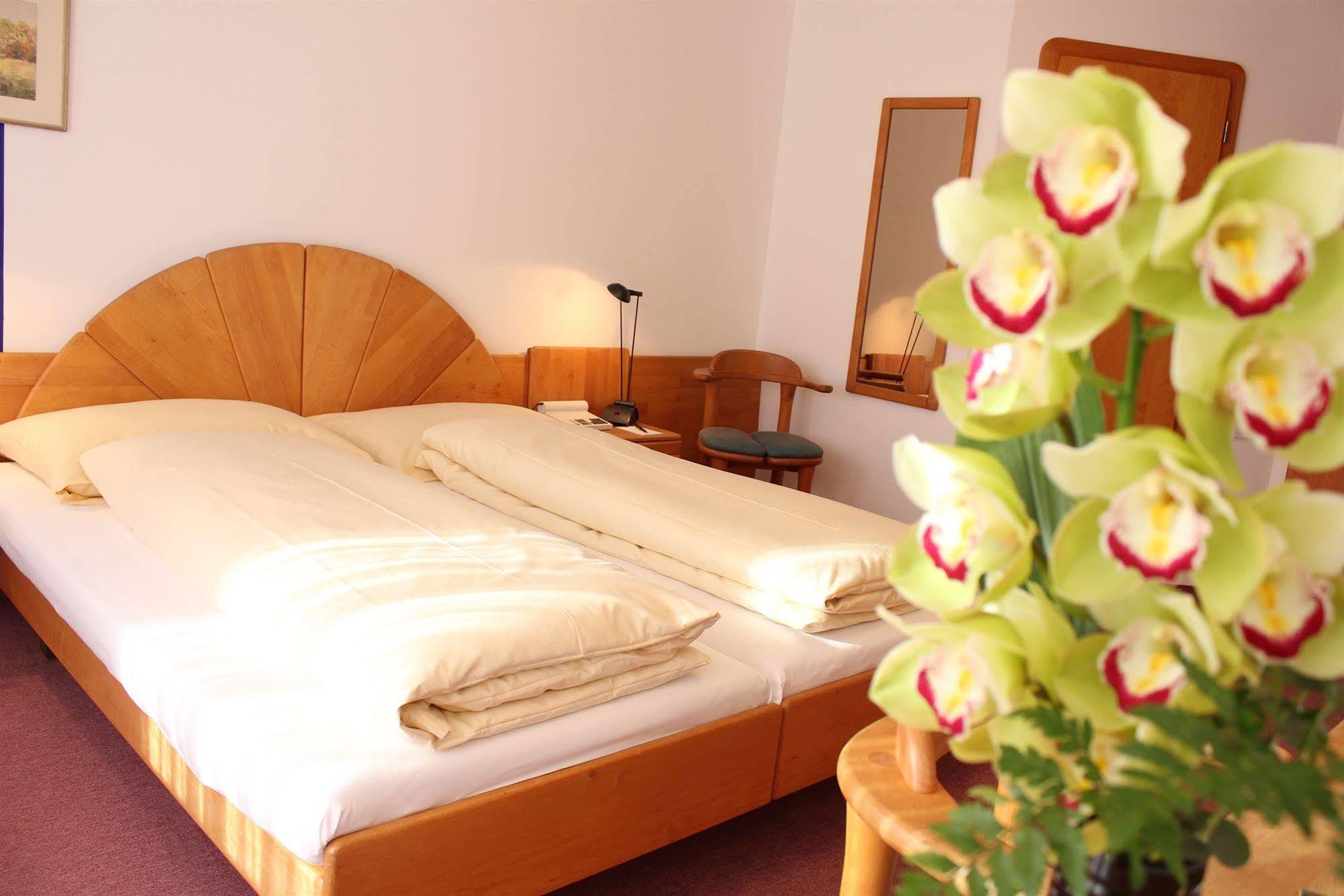 Typically Swiss Hotel Altana Скуол Екстериор снимка